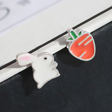OKBA60171 可爱百搭小兔子萝卜耳钉
特征:动物, 食物/饮料
标签:兔子 萝卜 整件925银 不对称