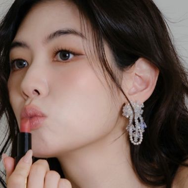 2025韩国饰品图片:OKBA58849韩国水晶珍珠花朵多戴法前后款耳环